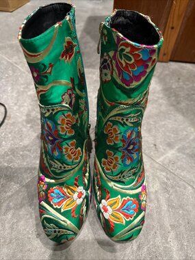 X2B Green Floral Embroidered Chunky Heels Sz 10